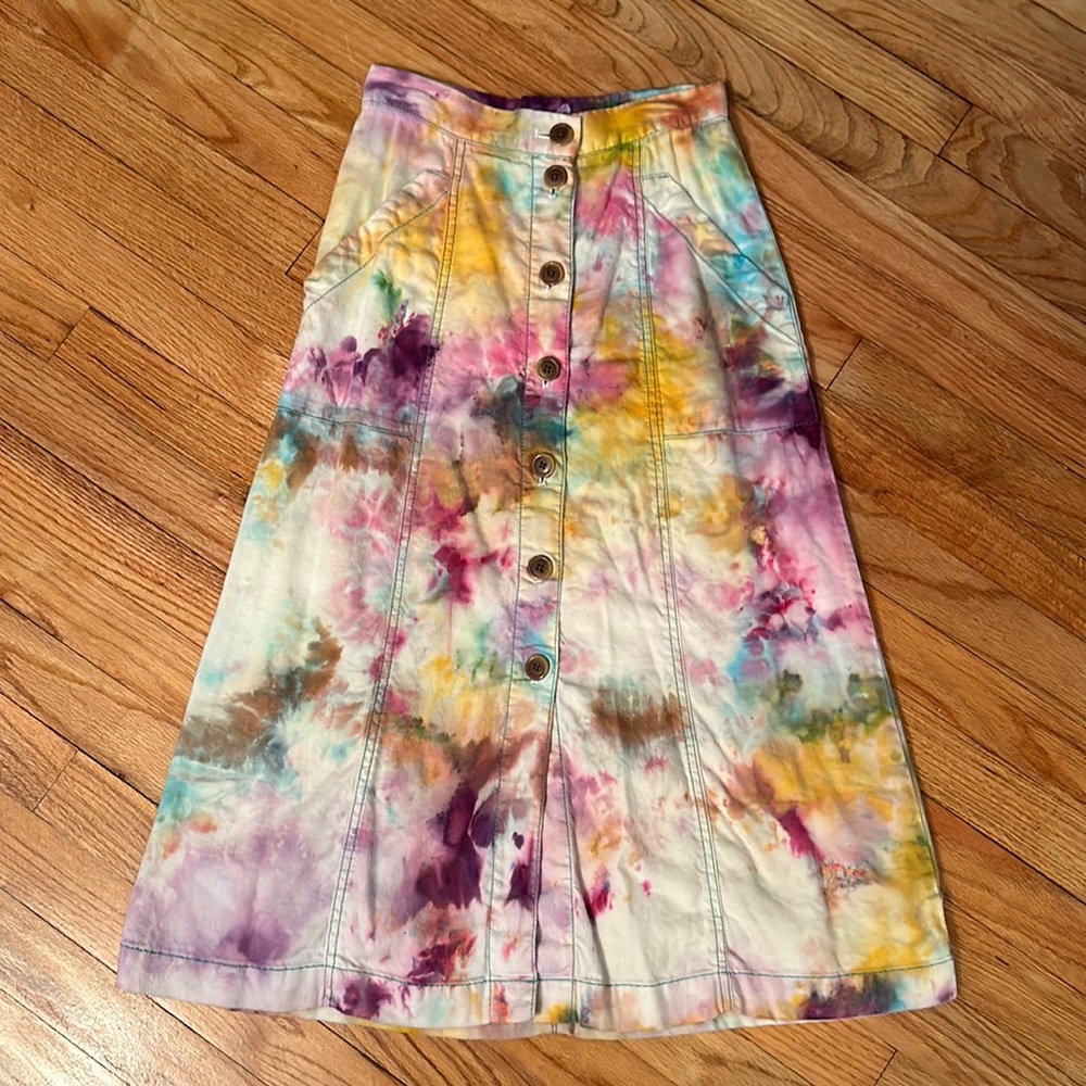Akemi Anthropologie skirt.. says size 0 but really fits like a 2. Size small.
